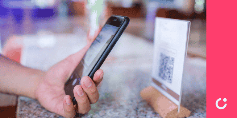 pessoa segurando celular para fazer um Pix