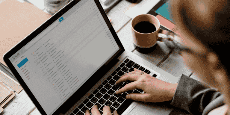 pessoa digitando um e-mail de cobrança no computador