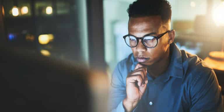 homem lendo frases para cobrar clientes
