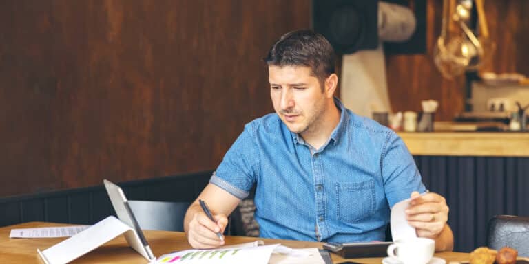 empreendedor calculando o lucro líquido da empresa