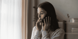 De fato, em algumas situações, a cora manda mensagem no WhatsApp para clientes e não-clientes. Entenda quando esse contato acontece!