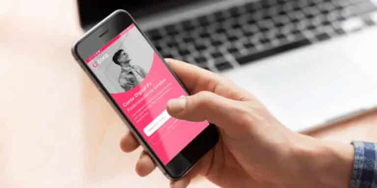 Mão masculina segurando o celular com o aplicativo da conta Cora aberto