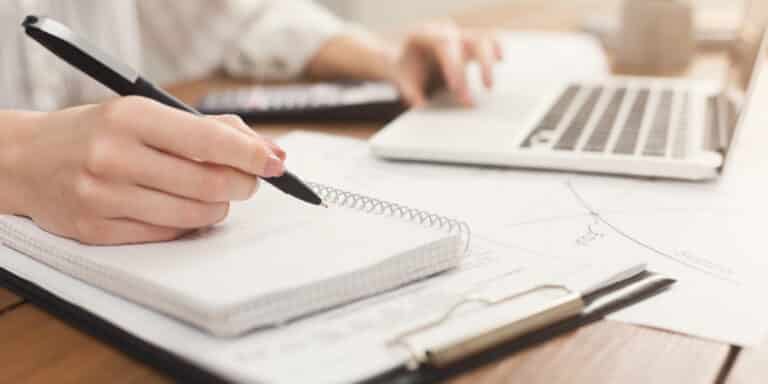 mulher anotando as atividades do cnae