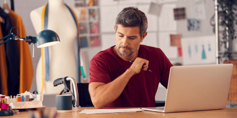 Empresário conferindo documentações em sua empresa para aprender como abrir um cnpj simples nacional