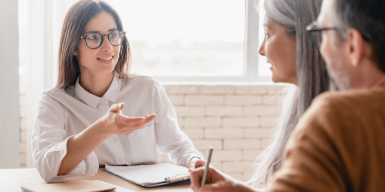 pessoa contadora explicando todas as questões da contabilidade para empresa