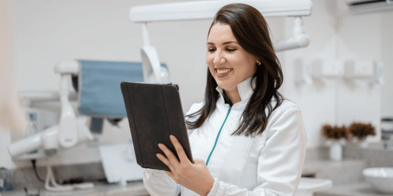 Profissional em sua clínica avaliando a melhor forma de fazer contabilidade para dentista.