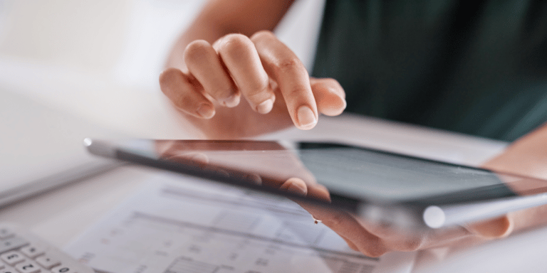 Pessoa empreendedora configurando plataforma para gerar boleto recorrente