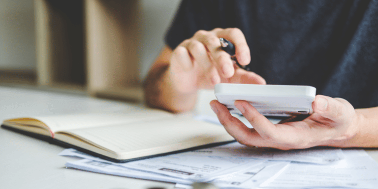 Pessoa empreendedora está calculando o capital de giro para empresas de serviços.