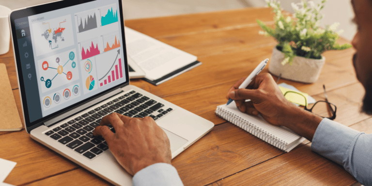 Empreendedor em seu escritório, ao computador, organizando um comunicado de reajuste de prestação de serviços.