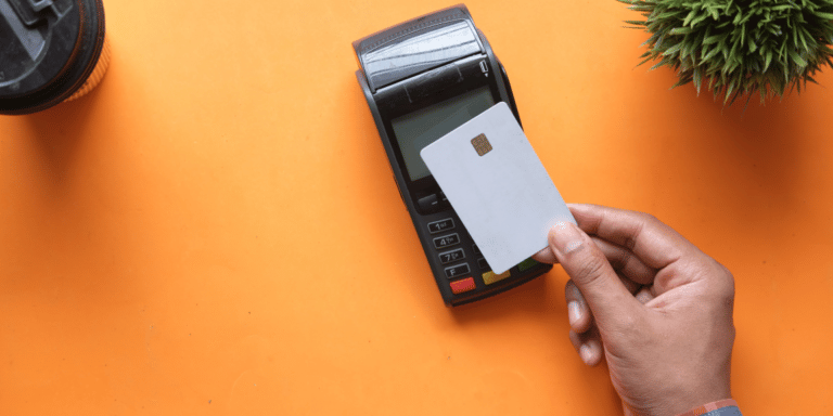 Cartão por aproximação é seguro mesmo? Entenda como deixar o seu mais protegido. | Foto: Towfiqu Barbhuiya/Unsplash.