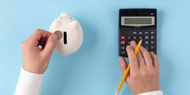 homem calculando a necessidade de capital de giro na empresa