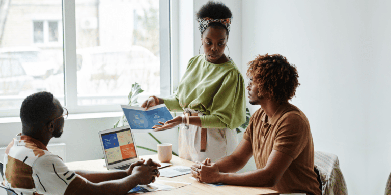 Pessoas empreendedoras trabalhando em um escritório sobre o que é BPM.