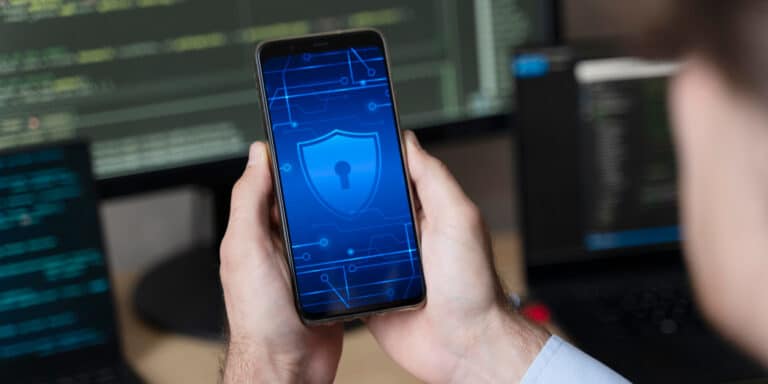 homem segurando um celular bloqueado, preocupado em proteger os dados do celular