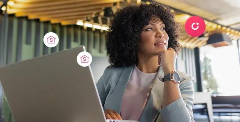 Fotomontagem de mulher pensando, com um computador à sua frente e cercada por ícones financeiros e logotipo da Cora, em imagem que ilustra as diferenças entre a conta PJ da Cora e a de bancos tradicionais