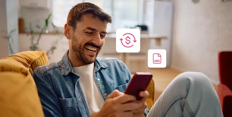 Homem sorri enquanto utiliza um celular, em fotomontagem com ícones financeiros que ilustra artigo sobre taxa de antecipação e CET (Custo Efetivo Total).